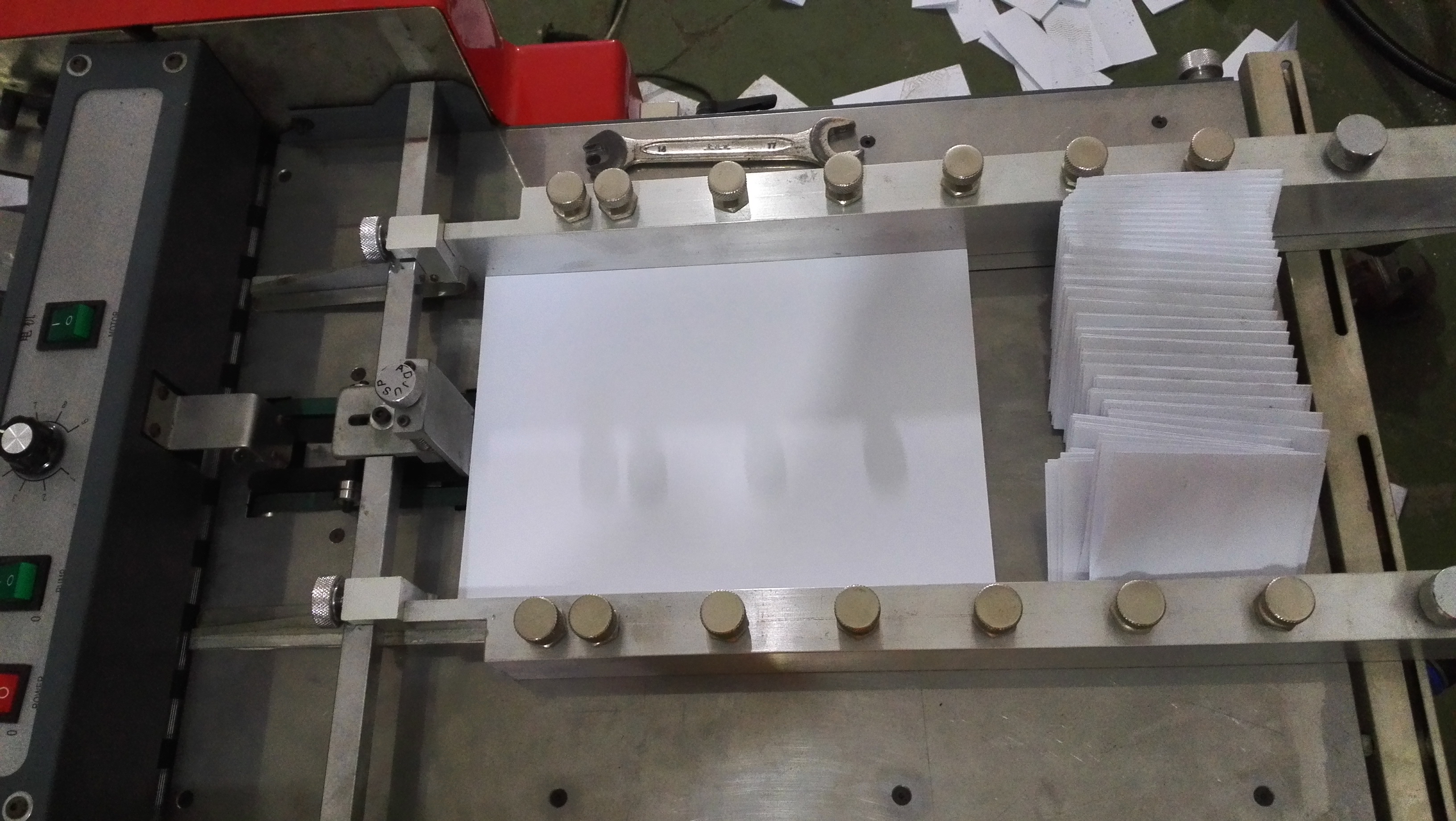 Mesin lipat kertas dengan lipatan silang