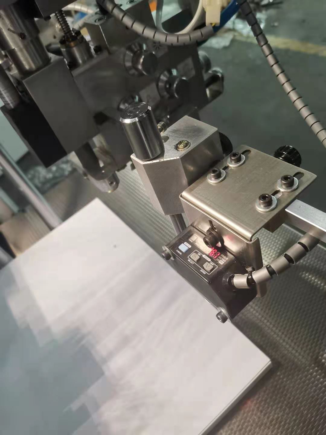 Lembar Kertas Lipat Gumpalan dan mesin jahit untuk membuat buku catatan