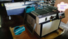 Mesin pencetakan layar sutra dengan unit pengambilan otomatis dan mesin pengeringan UV
